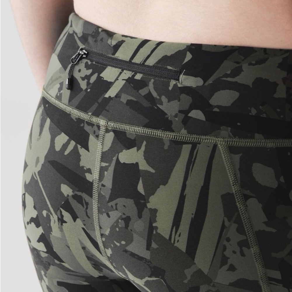 Lululemon Tight Stuff Scalloped Hem Army Fatigue Green Black Camo Leggings sz 6 - Picture 6 of 13